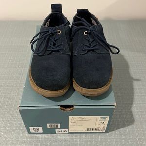Boys Tom’s Navy suede Oxford shoe in size 12 youth